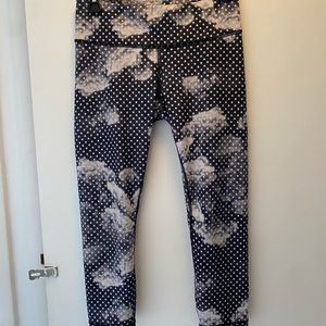 Lululemon Size 6 Wunder Under Cropped Cloud Dot Leggings